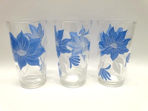 Juego de 3 vasos de vidrio vintage con flores azules y blancas de 5" de alto usados en excelente estado - Imagen 1 de 8