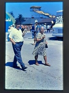 Diapositiva 35 mm pareja vieja en parque de atracciones - Imagen 1 de 1