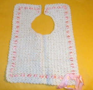 BABERO BEBÉ DE GANCHILLO ANTIGUO DE COLECCIÓN CON CINTA ROSA - Imagen 1 de 3