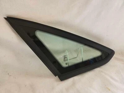 Cuarto de cristal trasero lado del conductor Ford Focus 2012-2018; moldura negra; sedán Foto 1 de 4