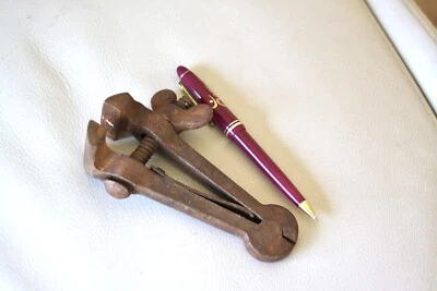 étau d'établi  ancien - mobile - 18 cm - 1150 gr - bijoutier? TBE - Photo 1/4