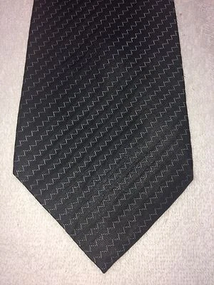 CORBATA CLAIBORNE PARA HOMBRE 3,75 X 56 NUEVA SIN ETIQUETAS NEGRO PLATA ZIGZAG Foto 1 de 4