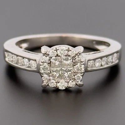 Anillo con racimo de diamantes de 0,50 quilates de oro blanco de 9 quilates talla M con sello Foto 1 de 4