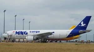 A-300 MNG Carga Airbus A-300 Avión Escritorio Madera Modelo Pequeño Nuevo - Imagen 1 de 3