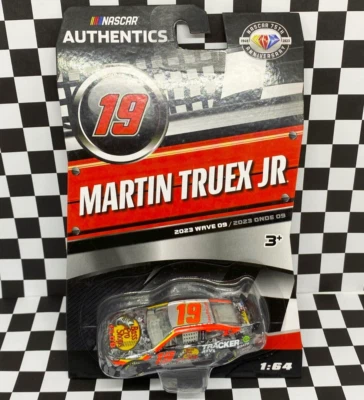 Bajo NASCAR Authentics 2023 Wave 9 Martin Truex Jr Pro Shops Toyota Camry 1/64 Foto 1 de 4