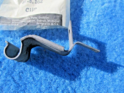 Clip de retención de línea de combustible Buick Riviera 1969 1970 nuevo en stock GM # 1384157 Foto 1 de 4