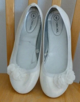 ZAPATOS BALLET CHEROKEE FLATS Iridiscente Blanco Imitación Piel de Serpiente Sin Cordones; Flores 5M Foto 1 de 4