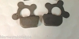 Pestañas de bloqueo de montaje en guardabarros delantero Harley Springer parkerizadas WL WLA VL cabeza de nudillo - Imagen 1 de 2