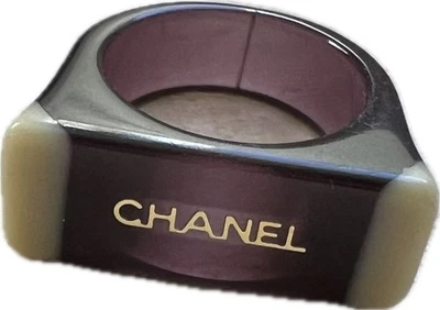 CHANEL Auténtico Anillo Logo Chanel Resina Morada y Crema Talla 7 Foto 1 de 4