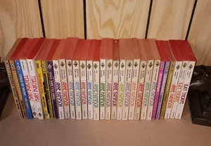Vintage Lot Of 30 Harlequin Romance Paperback Books Red Edge Anne Hampson - Imagen 1 de 11