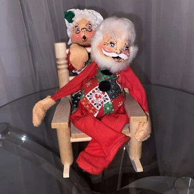 Muñecas Annalee Christmas Santa & Mrs. Claus 1963 vintage en mecedora de madera Foto 1 de 4
