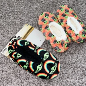 🆕 Fuzzy Babba Hausschuhe Socken Star Wars Mandalorian 2 Paar Einheitsgröße passt den meisten - Bild 1 von 4