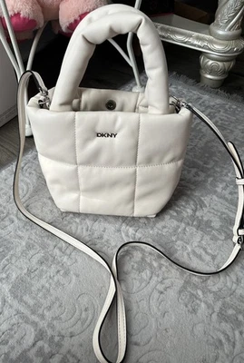 Mini Bolso de Mano DKNY Para Mujer Crema Blanco Acolchado Acolchado Amapola LINDO Cuero Vegano Foto 1 de 4