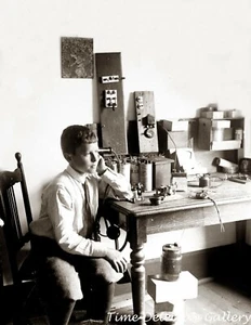 Ein junger Mann hört Radio - 1909 - Historischer Fotodruck - Bild 1 von 1