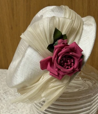 Sombrero de iglesia pastillero de paja vintage color marfil con cinta y borde de rosa roja - Derby Foto 1 de 4