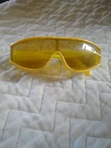 Vintage gelbe Kindersonnenbrille 80er Jahre Stil - Bild 1 von 4