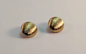 Pendientes de clip redondos pequeños domo cepillado tono dorado firmados por Napier de colección - Imagen 1 de 4