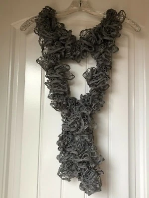 Bufanda con volantes de moda de ganchillo hecha a mano - gris oscuro Foto 1 de 3