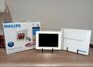 PHILIPS 7” Digital Photo Frame #7FF1M4/37 - COMPLETE in Original Box w 4 Frames - Picture 1 of 13