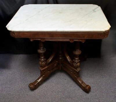 Mesa de salón victoriana Eastlake con tapa de mármol. Cabezas de león coronadas encima de cada pierna Foto 1 de 4