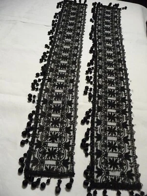2 Pieces de dentelle ancienne noire avec pompons - Photo 1/4
