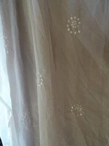 1m,95x1 40 large rideau blanc ,plumetis surbrodés= surnappe aussi peut faire . - Imagen 1 de 2