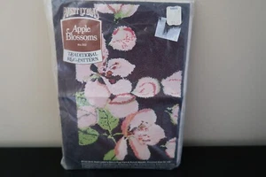 Alfombra Tía Lydia's Apple Blossoms 502 enganche tela estampada 24"x36" aguja perforadora - Imagen 1 de 3