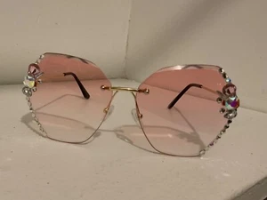 Übergroße Sonnenbrille Strass Glitzer quadratischer Farbverlauf rosa Gläser goldfarben kabellos - Bild 1 von 8