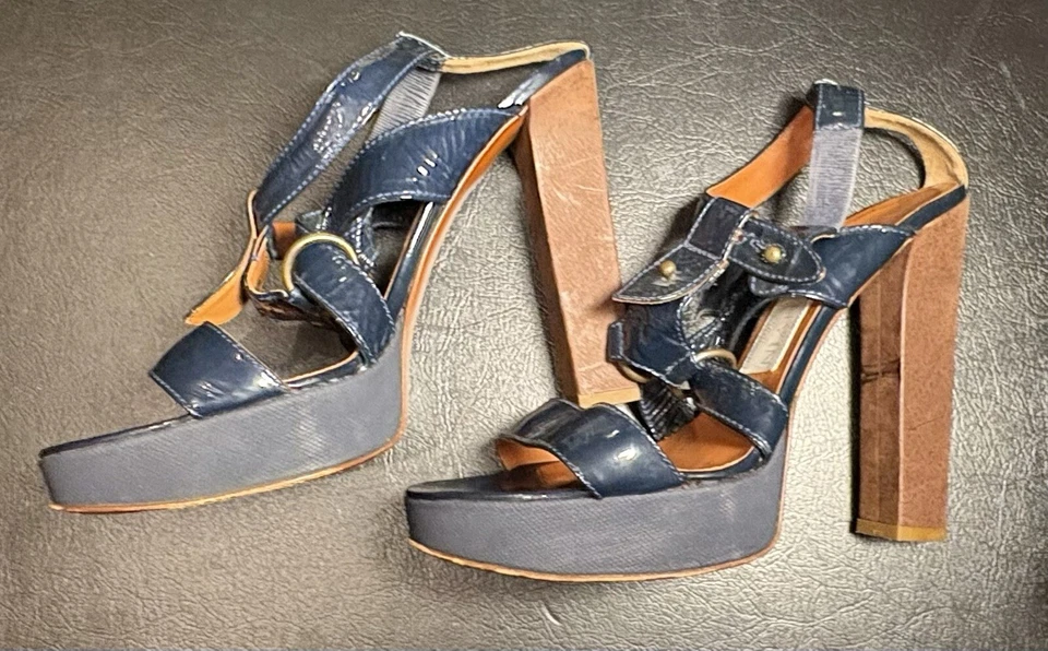 LANVIN TACONES GRUESOS $ Sandalias de plataforma de charol azul marino correa en T HARDWARE 41 Foto 1 de 4