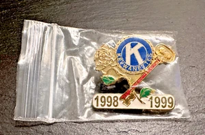1998-1999 KEYWANETTES KIWANIS TEXAS DISTRETTO OKLAHOMA SPILLA ROSA CON BORSA B540 - Foto 1 di 5
