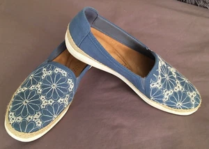 'Clarks' Collection Embroidered Blue Denim Canvas Slip-On Shoes - Size 9.5 - EUC - Picture 1 of 4