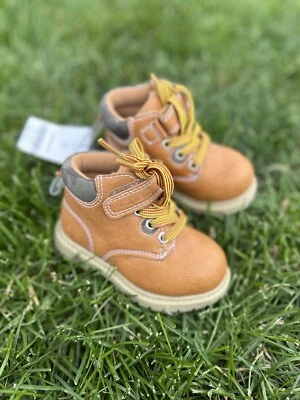 Botas Carters para bebés/niños pequeños. Talla 6. Marrón con detalle de camuflaje. Nuevo con etiquetas. Foto 1 de 4