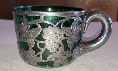 Taza de vidrio verde rara antigua Alvin superpuesta de plata esterlina uvas enredaderas Foto 1 de 4