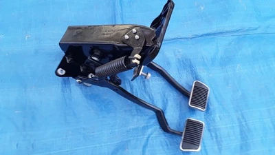 FORD. 67,68 MUSTANG, PUMA. MONTAJE DE PEDAL DE FRENO Y EMBRAGUE MANUAL OEM RECONSTRUIDO. Foto 1 de 4