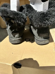 Botas para mujer UGG Mini Bailey Bow II brillantes talla 11 negras gamuza forradas de piel de oveja - Imagen 1 de 8