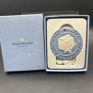 VTG WEDGWOOD WHITE ON PALE BLUE JASPERWARE "PRESENT" CHRISTMAS ORNAMENT - 2000 - Picture 1 of 5