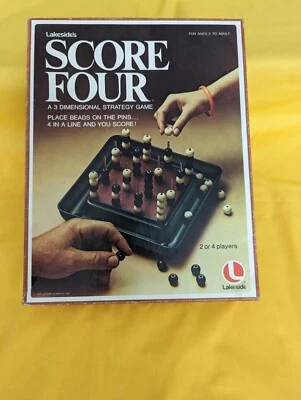 1975 SCORE FOUR GAME REPUESTOS, PINES, ABALORIOS Y TABLERO DE JUEGO Foto 1 de 2