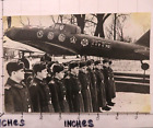 Schöne Jungs Soldaten Militär in der Nähe Militär Kampfflugzeug Vintage Foto F02