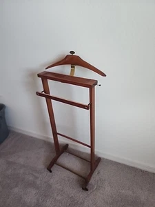 Traje de madera Brevettato italiano de mediados de siglo para hombre ropa soporte de valet - Imagen 1 de 10