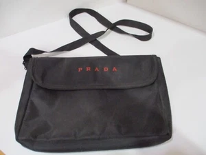 Bolso para computadora Prada negro de nailon con tapa de regazo, acolchado con correa para el hombro - Imagen 1 de 6
