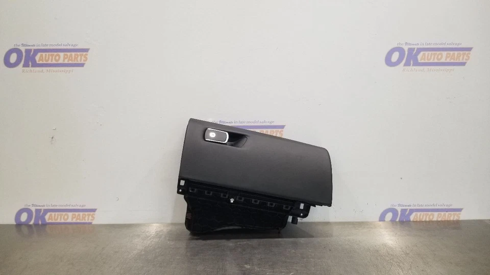 16 宝马 M4 F83 手套盒黑色  — 第 1/4 张图片