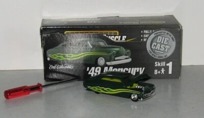 Ertl American Muscle, verde oscuro '49 Mercury, 1/64 montado a partir del kit. Foto 1 de 3