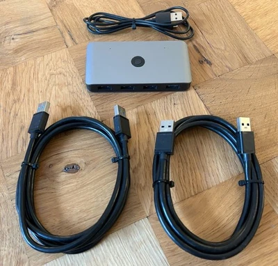 Rocketek HC402 USB 3.0 KVM Switch 4 Port Hub für 2 PCs Umschaltbox Schnittstelle - Bild 1 von 3