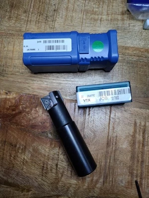 Vargus Indexable Thread Mill With Coolant Thru 1" Shank W/2 New 20 Pitch Inserts - Image 1 of 4