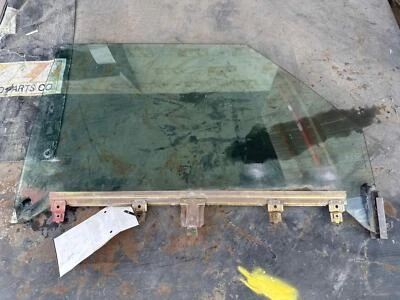 81 82 83 84 85 MERCEDES 380 Front Door Glass window only right & left - Image 1 of 2