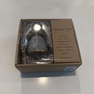 Demdaco grau "By My Side" 2,5 Zoll Keramik Steinzeug und Holz Mini inspiriert Glocke - Bild 1 von 6