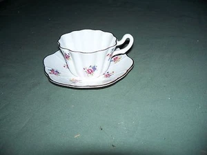 Taza y platillo vintage Bone China England estampado floral - Imagen 1 de 3