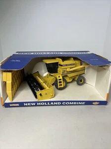 1/32 New Holland TR97 Twin Rotor Combine With Corn & Grain Head - Picture 1 of 11