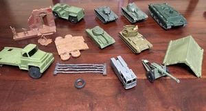 VINTAGE PLASTIC ARMY JEEPS - TANKS - GUNS AND ACCESSORIES 1960S 1970S MILITARY - Picture 1 of 17