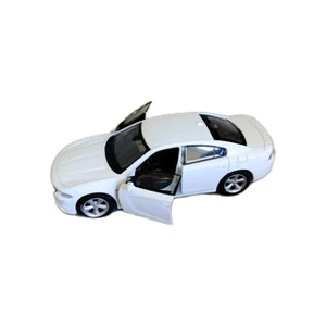 2016 Dodge Charger R/T - White Diecast 1:24 Scale Model Car - Welly No 48748 - Picture 1 of 14